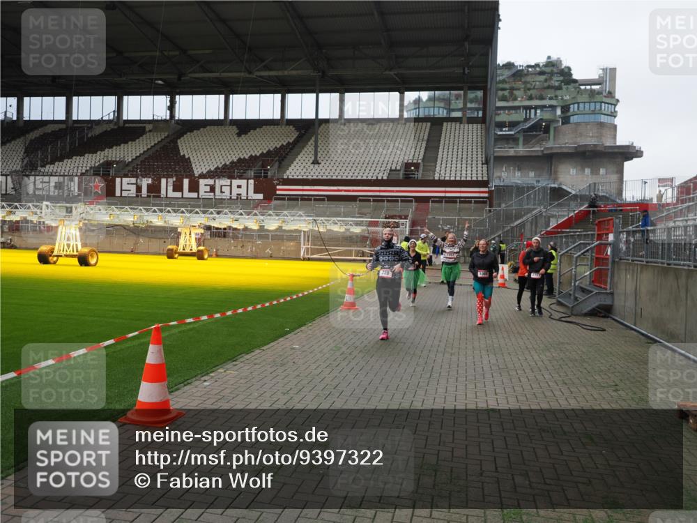 07.12.2025 - St. Pauli X-Mass-Run No. 15 Fabian Wolf http://msf.ph/oto/9397322 07.12.2025 10:44:23 Ziel 220, 571, 1051, 1059, 1060, 1089, 1421, 1947, 1948, 2357, 2359, 3012 meine-sportfotos.de