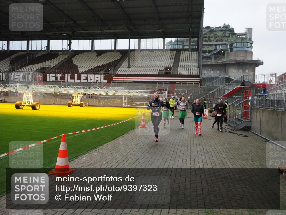 07.12.2025 - St. Pauli X-Mass-Run No. 15 Fabian Wolf http://msf.ph/oto/9397323 07.12.2025 10:44:23 Ziel 220, 571, 1051, 1059, 1060, 1089, 1421, 1947, 1948, 2357, 2359, 3012 meine-sportfotos.de
