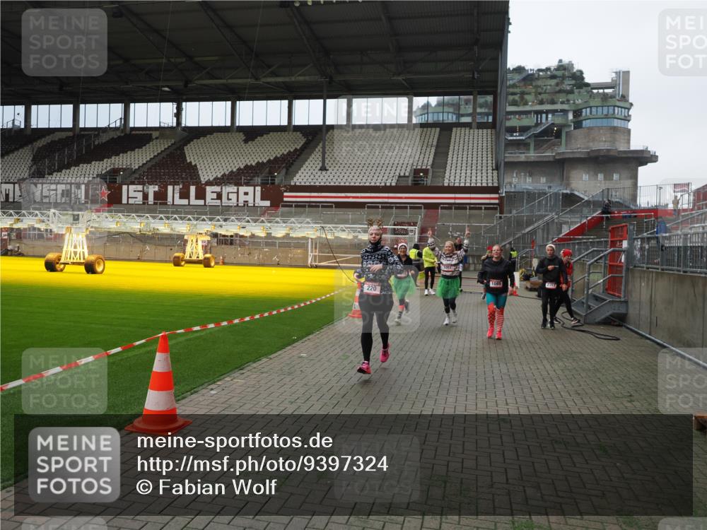 07.12.2025 - St. Pauli X-Mass-Run No. 15 Fabian Wolf http://msf.ph/oto/9397324 07.12.2025 10:44:23 Ziel 220, 571, 1051, 1059, 1060, 1089, 1421, 1947, 1948, 2357, 2359, 3012 meine-sportfotos.de