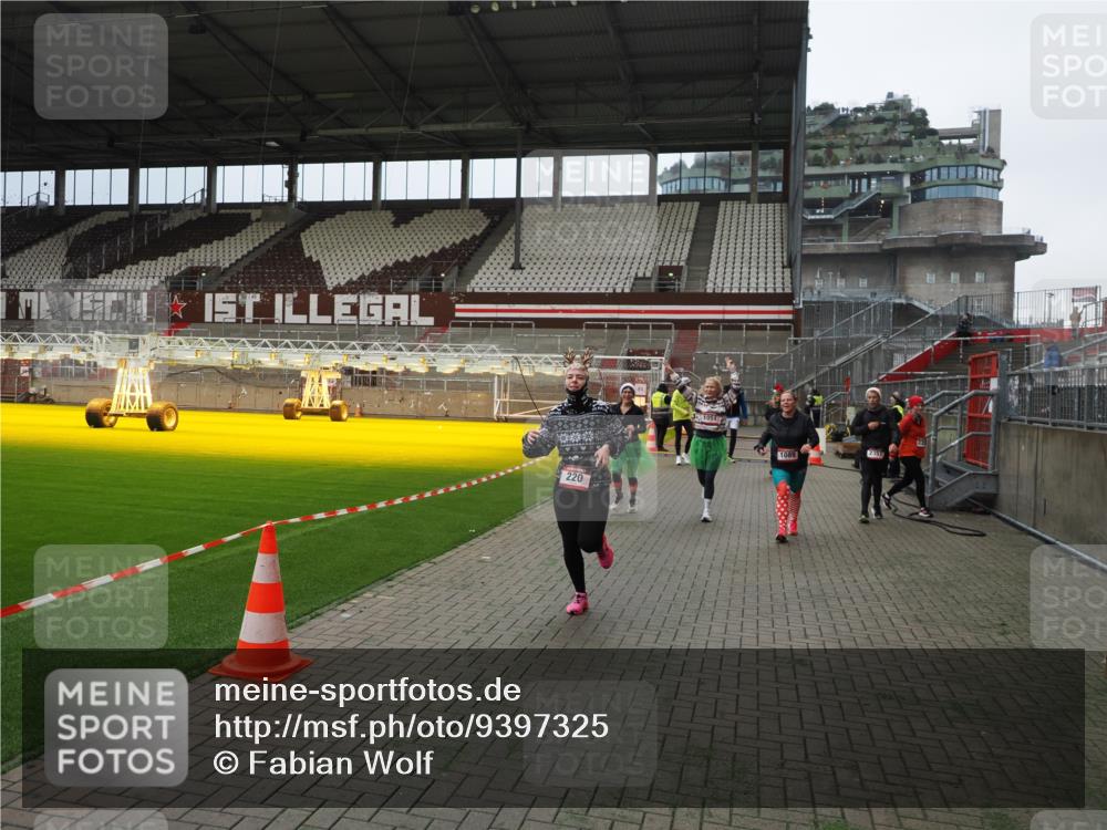 07.12.2025 - St. Pauli X-Mass-Run No. 15 Fabian Wolf http://msf.ph/oto/9397325 07.12.2025 10:44:24 Ziel 220, 571, 1051, 1059, 1060, 1089, 1421, 1947, 1948, 2357, 2359 meine-sportfotos.de
