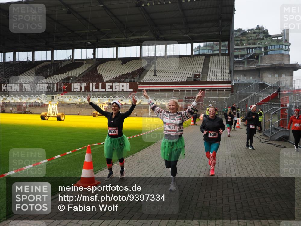 07.12.2025 - St. Pauli X-Mass-Run No. 15 Fabian Wolf http://msf.ph/oto/9397334 07.12.2025 10:44:26 Ziel 220, 571, 1051, 1059, 1060, 1089, 1421, 1947, 1948, 2357, 2359 meine-sportfotos.de