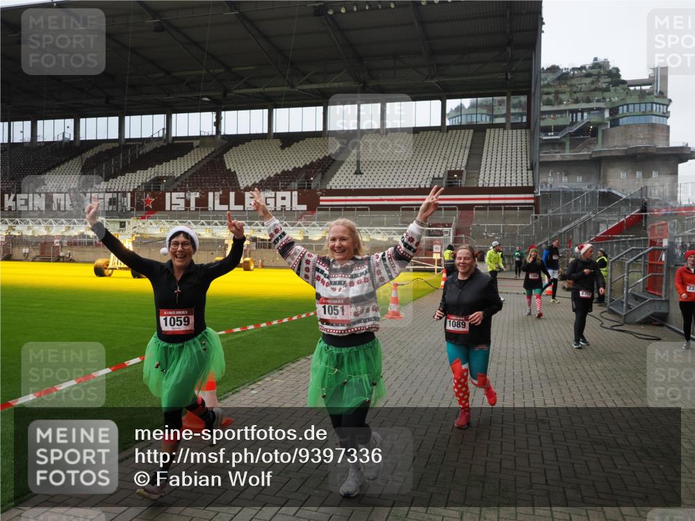 07.12.2025 - St. Pauli X-Mass-Run No. 15 Fabian Wolf http://msf.ph/oto/9397336 07.12.2025 10:44:26 Ziel 220, 571, 1051, 1059, 1060, 1089, 1421, 1947, 1948, 2357, 2359 meine-sportfotos.de
