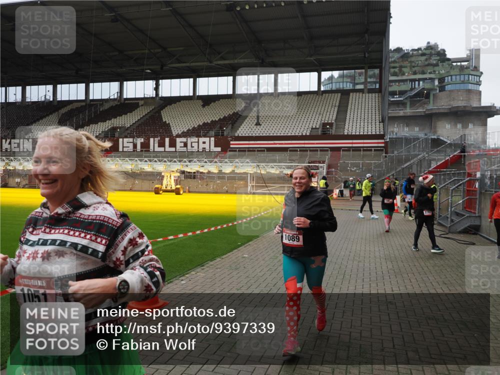 07.12.2025 - St. Pauli X-Mass-Run No. 15 Fabian Wolf http://msf.ph/oto/9397339 07.12.2025 10:44:27 Ziel 220, 571, 1051, 1059, 1060, 1089, 1421, 1947, 1948, 2357, 2359 meine-sportfotos.de