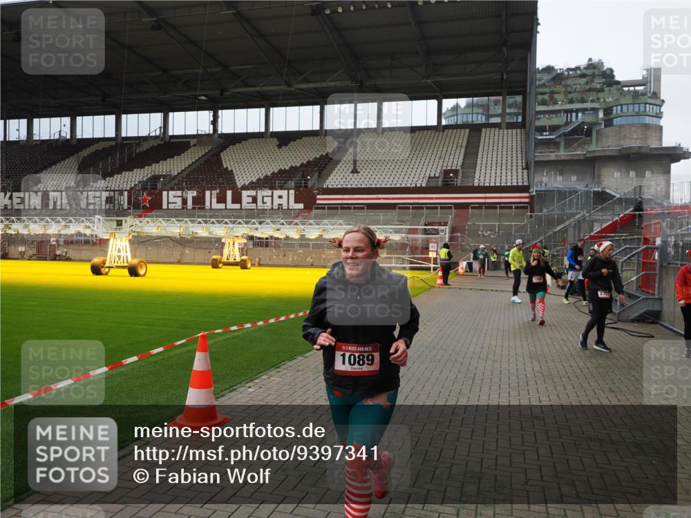 07.12.2025 - St. Pauli X-Mass-Run No. 15 Fabian Wolf http://msf.ph/oto/9397341 07.12.2025 10:44:27 Ziel 220, 571, 1051, 1059, 1060, 1089, 1421, 1947, 1948, 2357, 2359 meine-sportfotos.de