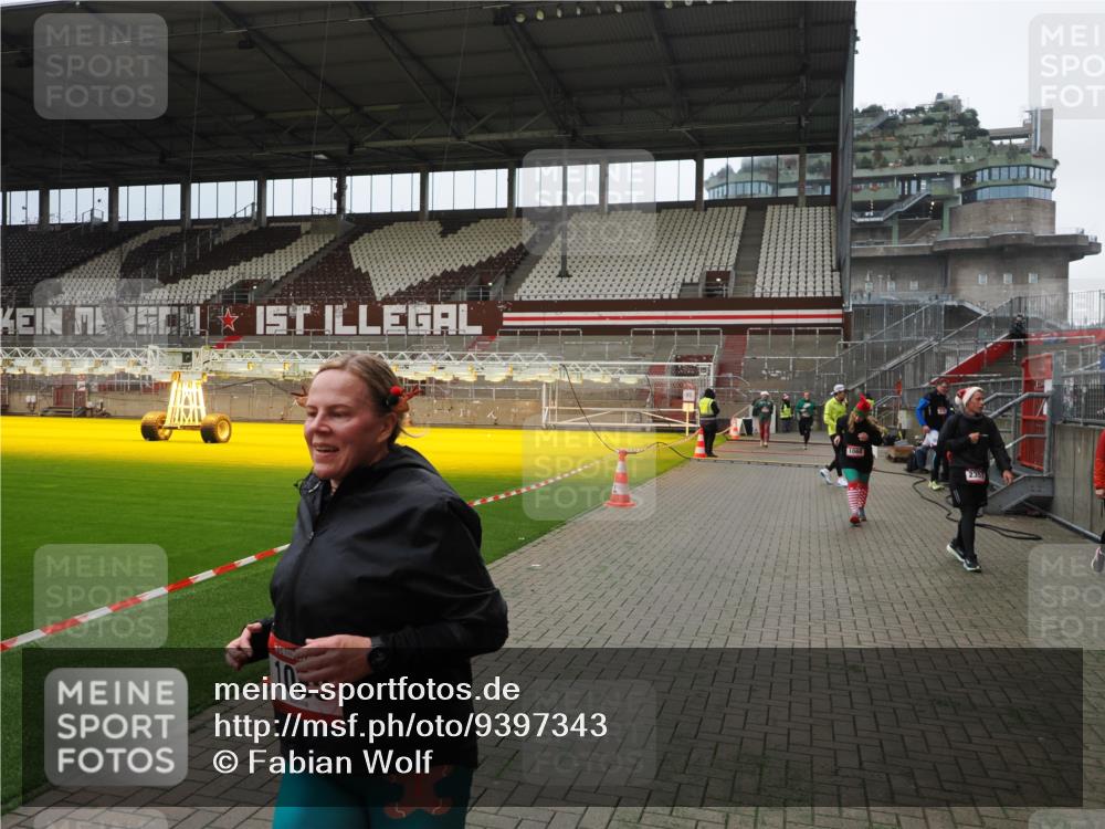 07.12.2025 - St. Pauli X-Mass-Run No. 15 Fabian Wolf http://msf.ph/oto/9397343 07.12.2025 10:44:27 Ziel 220, 571, 1051, 1059, 1060, 1089, 1421, 1947, 1948, 2357, 2359 meine-sportfotos.de