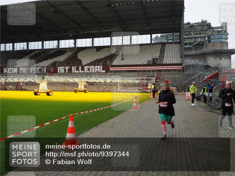 07.12.2025 - St. Pauli X-Mass-Run No. 15 Fabian Wolf http://msf.ph/oto/9397344 07.12.2025 10:44:30 Ziel 220, 571, 1051, 1059, 1060, 1089, 1421, 2321, 2325, 2357, 2359 meine-sportfotos.de