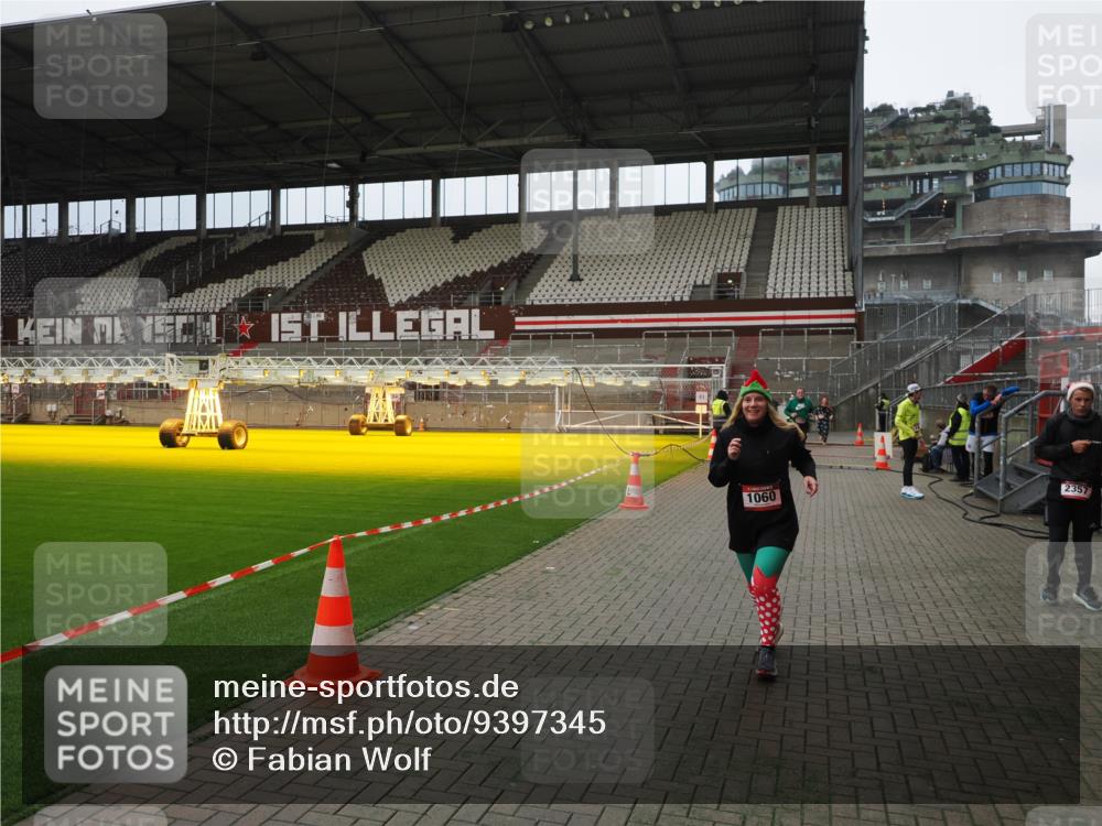 07.12.2025 - St. Pauli X-Mass-Run No. 15 Fabian Wolf http://msf.ph/oto/9397345 07.12.2025 10:44:30 Ziel 220, 571, 1051, 1059, 1060, 1089, 1421, 2321, 2325, 2357, 2359 meine-sportfotos.de