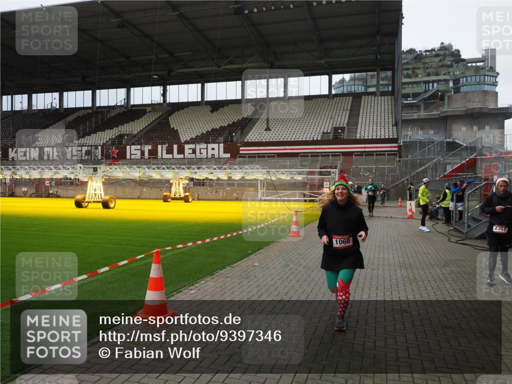 07.12.2025 - St. Pauli X-Mass-Run No. 15 Fabian Wolf http://msf.ph/oto/9397346 07.12.2025 10:44:30 Ziel 220, 571, 1051, 1059, 1060, 1089, 1421, 2321, 2325, 2357, 2359 meine-sportfotos.de