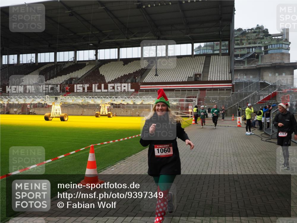 07.12.2025 - St. Pauli X-Mass-Run No. 15 Fabian Wolf http://msf.ph/oto/9397349 07.12.2025 10:44:31 Ziel 220, 571, 1051, 1059, 1060, 1089, 1421, 2321, 2325, 2357, 2359 meine-sportfotos.de