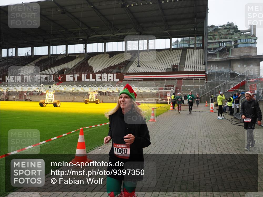 07.12.2025 - St. Pauli X-Mass-Run No. 15 Fabian Wolf http://msf.ph/oto/9397350 07.12.2025 10:44:31 Ziel 220, 571, 1051, 1059, 1060, 1089, 1421, 2321, 2325, 2357, 2359 meine-sportfotos.de