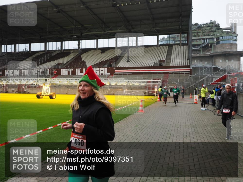 07.12.2025 - St. Pauli X-Mass-Run No. 15 Fabian Wolf http://msf.ph/oto/9397351 07.12.2025 10:44:31 Ziel 220, 571, 1051, 1059, 1060, 1089, 1421, 2321, 2325, 2357, 2359 meine-sportfotos.de