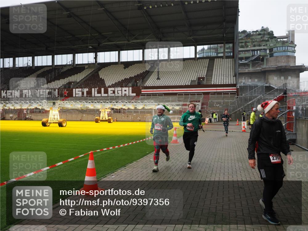 07.12.2025 - St. Pauli X-Mass-Run No. 15 Fabian Wolf http://msf.ph/oto/9397356 07.12.2025 10:44:35 Ziel 220, 571, 1051, 1059, 1060, 1089, 1421, 2321, 2325, 2357, 2359, 3132 meine-sportfotos.de