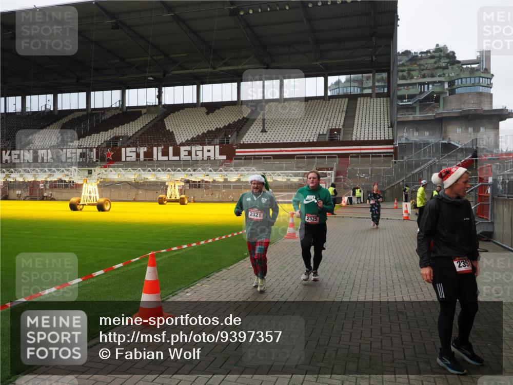 07.12.2025 - St. Pauli X-Mass-Run No. 15 Fabian Wolf http://msf.ph/oto/9397357 07.12.2025 10:44:35 Ziel 220, 571, 1051, 1059, 1060, 1089, 1421, 2321, 2325, 2357, 2359, 3132 meine-sportfotos.de