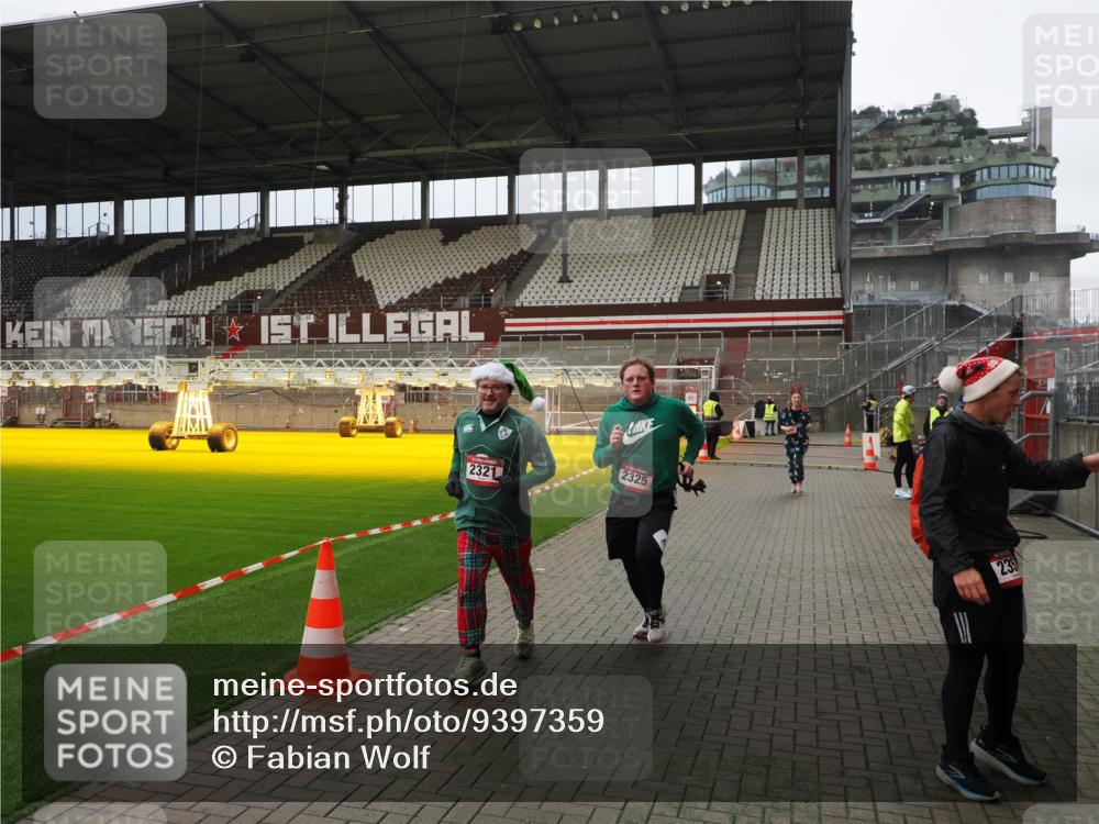 07.12.2025 - St. Pauli X-Mass-Run No. 15 Fabian Wolf http://msf.ph/oto/9397359 07.12.2025 10:44:35 Ziel 220, 571, 1051, 1059, 1060, 1089, 1421, 2321, 2325, 2357, 2359, 3132 meine-sportfotos.de