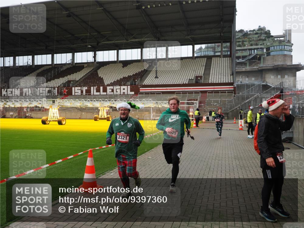 07.12.2025 - St. Pauli X-Mass-Run No. 15 Fabian Wolf http://msf.ph/oto/9397360 07.12.2025 10:44:35 Ziel 220, 571, 1051, 1059, 1060, 1089, 1421, 2321, 2325, 2357, 2359, 3132 meine-sportfotos.de