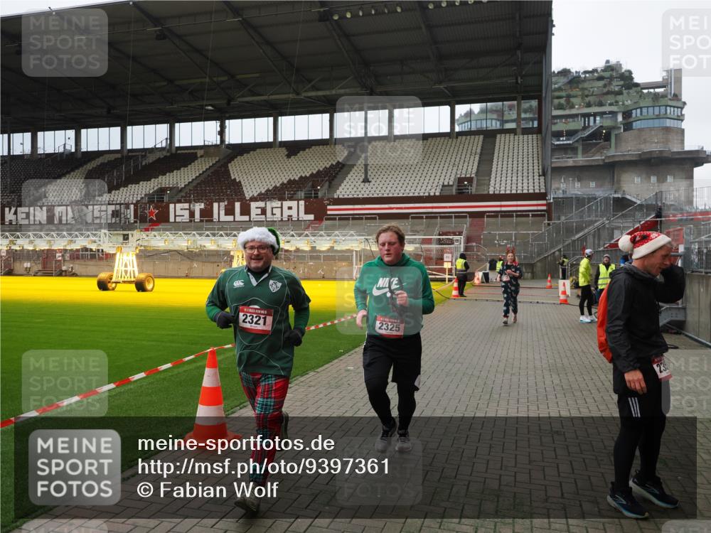 07.12.2025 - St. Pauli X-Mass-Run No. 15 Fabian Wolf http://msf.ph/oto/9397361 07.12.2025 10:44:36 Ziel 220, 571, 1051, 1059, 1060, 1421, 2321, 2325, 2357, 2359, 3132 meine-sportfotos.de