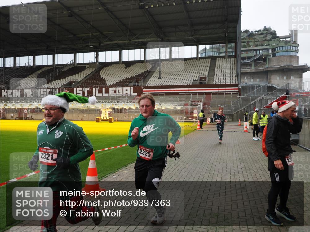 07.12.2025 - St. Pauli X-Mass-Run No. 15 Fabian Wolf http://msf.ph/oto/9397363 07.12.2025 10:44:36 Ziel 220, 571, 1051, 1059, 1060, 1421, 2321, 2325, 2357, 2359, 3132 meine-sportfotos.de