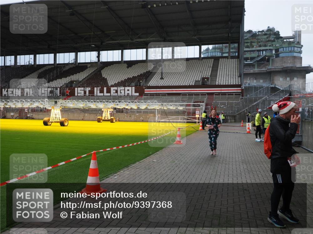 07.12.2025 - St. Pauli X-Mass-Run No. 15 Fabian Wolf http://msf.ph/oto/9397368 07.12.2025 10:44:37 Ziel 220, 571, 1051, 1059, 1060, 1421, 2321, 2325, 2357, 2359, 3132 meine-sportfotos.de