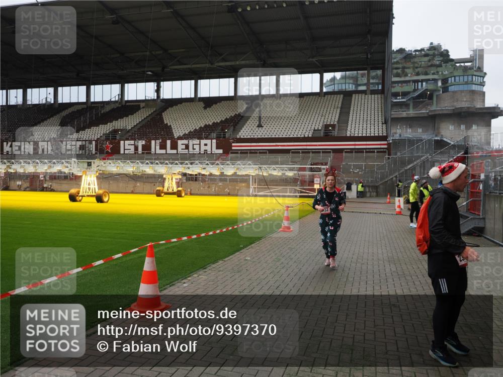 07.12.2025 - St. Pauli X-Mass-Run No. 15 Fabian Wolf http://msf.ph/oto/9397370 07.12.2025 10:44:38 Ziel 220, 571, 1051, 1059, 1060, 1421, 2321, 2325, 3132 meine-sportfotos.de