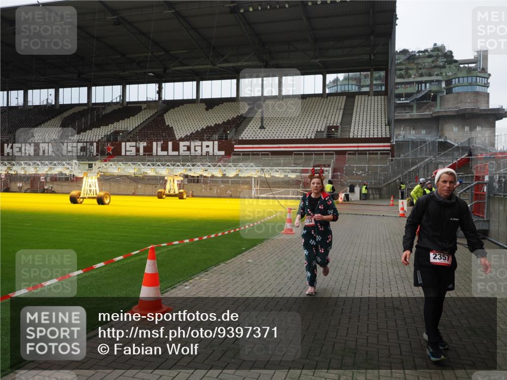 07.12.2025 - St. Pauli X-Mass-Run No. 15 Fabian Wolf http://msf.ph/oto/9397371 07.12.2025 10:44:39 Ziel 571, 1051, 1059, 1060, 1421, 2321, 2325, 3132 meine-sportfotos.de
