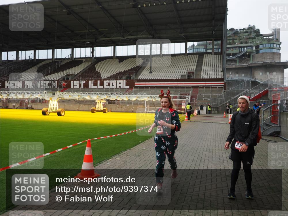 07.12.2025 - St. Pauli X-Mass-Run No. 15 Fabian Wolf http://msf.ph/oto/9397374 07.12.2025 10:44:39 Ziel 571, 1051, 1059, 1060, 1421, 2321, 2325, 3132 meine-sportfotos.de