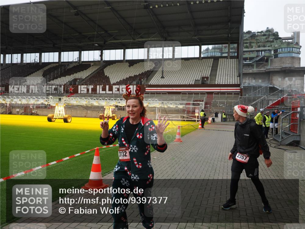 07.12.2025 - St. Pauli X-Mass-Run No. 15 Fabian Wolf http://msf.ph/oto/9397377 07.12.2025 10:44:40 Ziel 571, 1060, 1421, 2321, 2325, 3132 meine-sportfotos.de