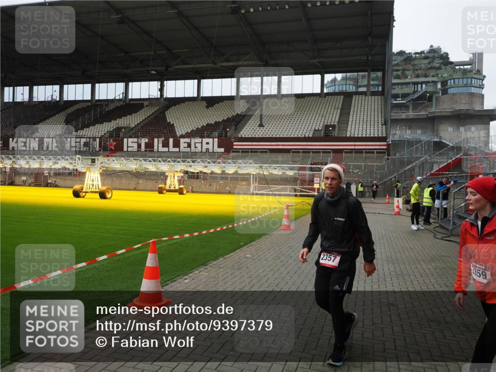 07.12.2025 - St. Pauli X-Mass-Run No. 15 Fabian Wolf http://msf.ph/oto/9397379 07.12.2025 10:44:41 Ziel 2321, 2325, 3132 meine-sportfotos.de