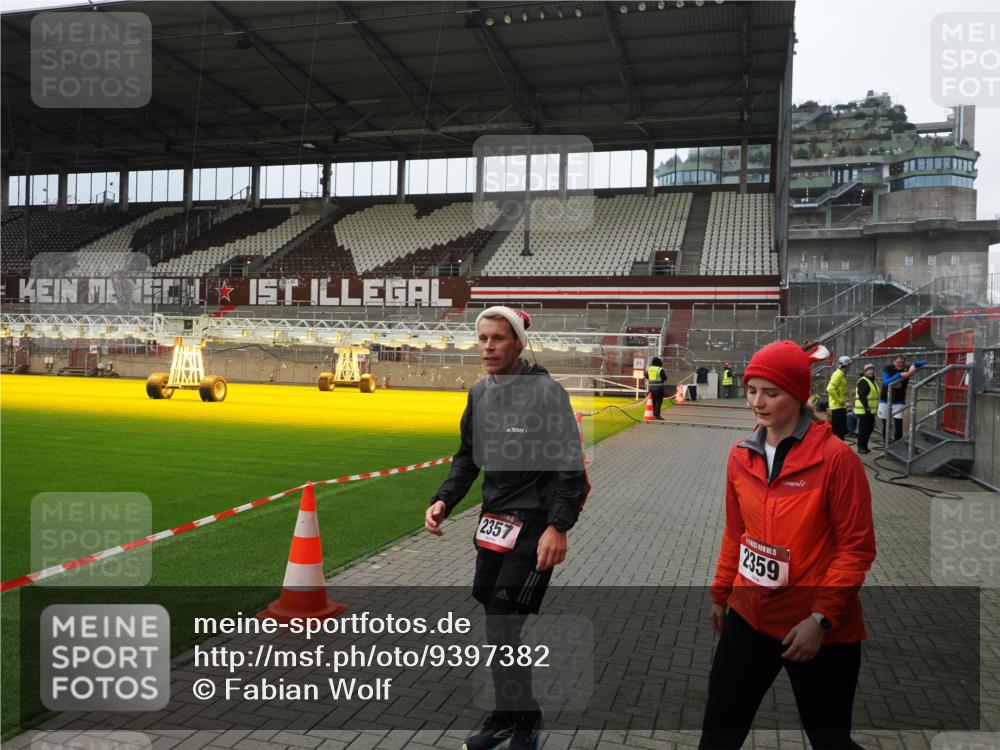 07.12.2025 - St. Pauli X-Mass-Run No. 15 Fabian Wolf http://msf.ph/oto/9397382 07.12.2025 10:44:41 Ziel 2321, 2325, 3132 meine-sportfotos.de