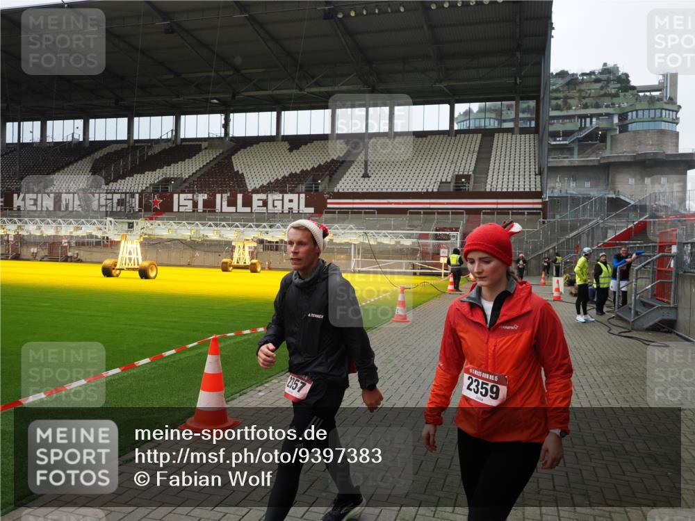 07.12.2025 - St. Pauli X-Mass-Run No. 15 Fabian Wolf http://msf.ph/oto/9397383 07.12.2025 10:44:41 Ziel 2321, 2325, 3132 meine-sportfotos.de