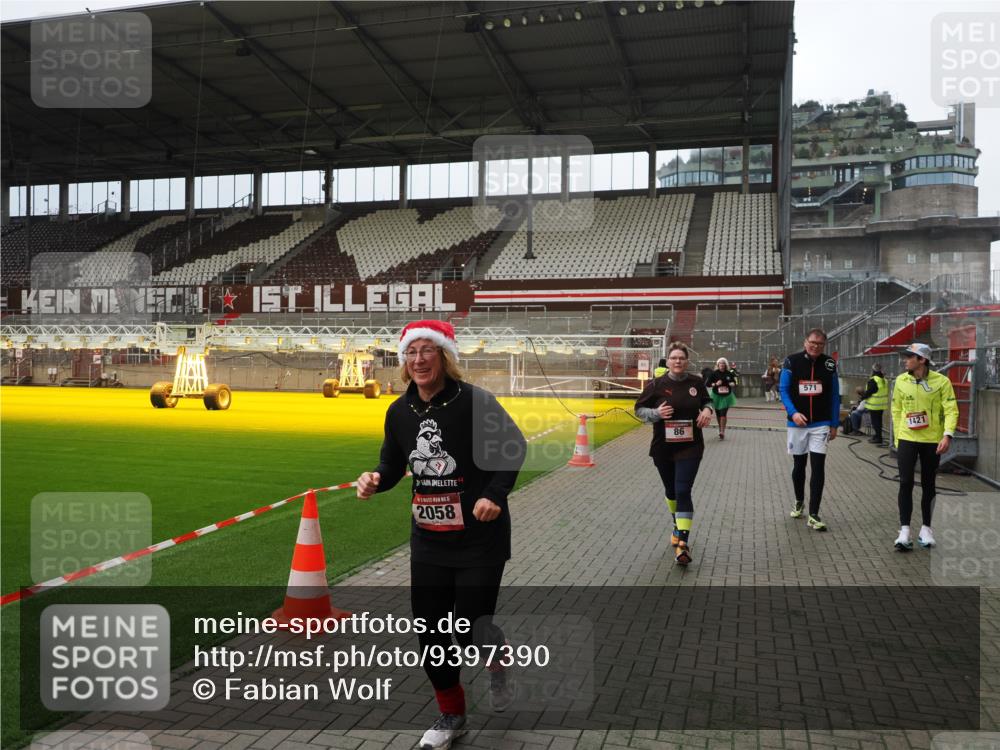 07.12.2025 - St. Pauli X-Mass-Run No. 15 Fabian Wolf http://msf.ph/oto/9397390 07.12.2025 10:44:53 Ziel 86, 2058, 4876 meine-sportfotos.de