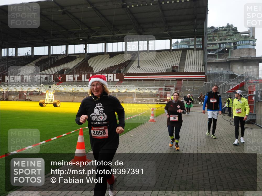 07.12.2025 - St. Pauli X-Mass-Run No. 15 Fabian Wolf http://msf.ph/oto/9397391 07.12.2025 10:44:53 Ziel 86, 2058, 4876 meine-sportfotos.de