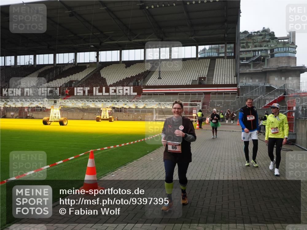 07.12.2025 - St. Pauli X-Mass-Run No. 15 Fabian Wolf http://msf.ph/oto/9397395 07.12.2025 10:44:54 Ziel 86, 2058, 4876 meine-sportfotos.de