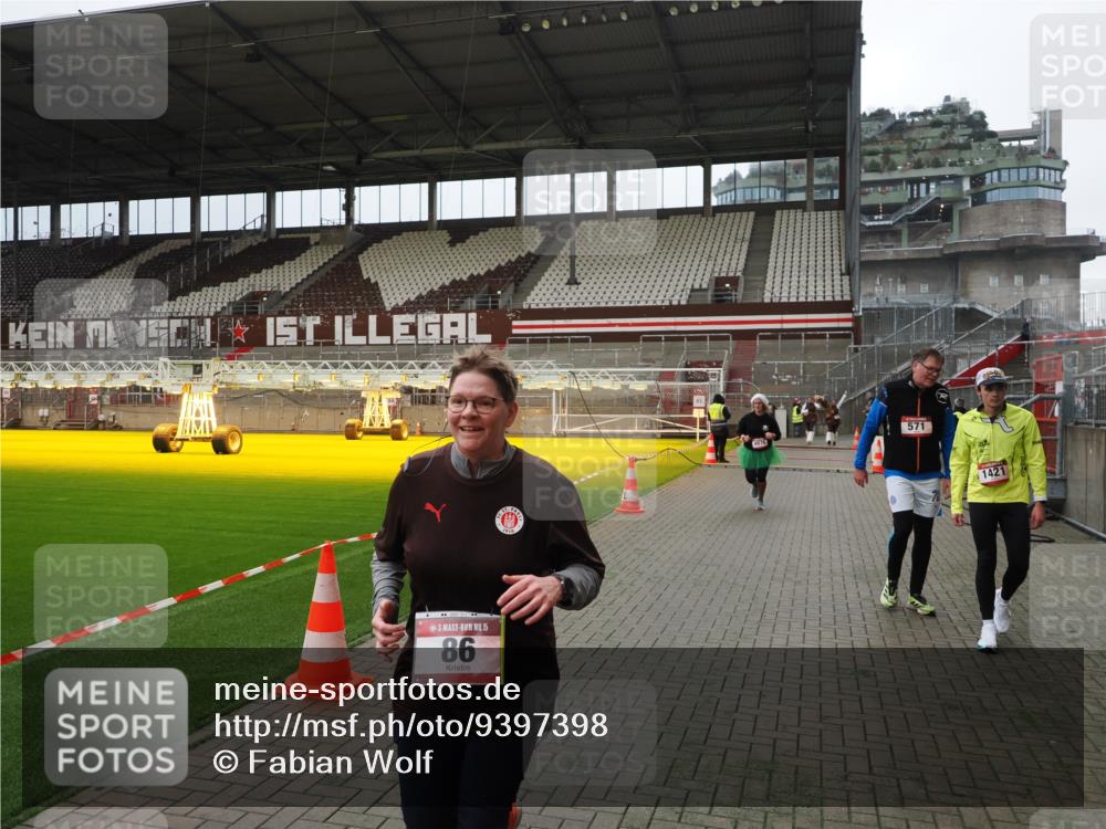 07.12.2025 - St. Pauli X-Mass-Run No. 15 Fabian Wolf http://msf.ph/oto/9397398 07.12.2025 10:44:55 Ziel 86, 2058, 4876 meine-sportfotos.de