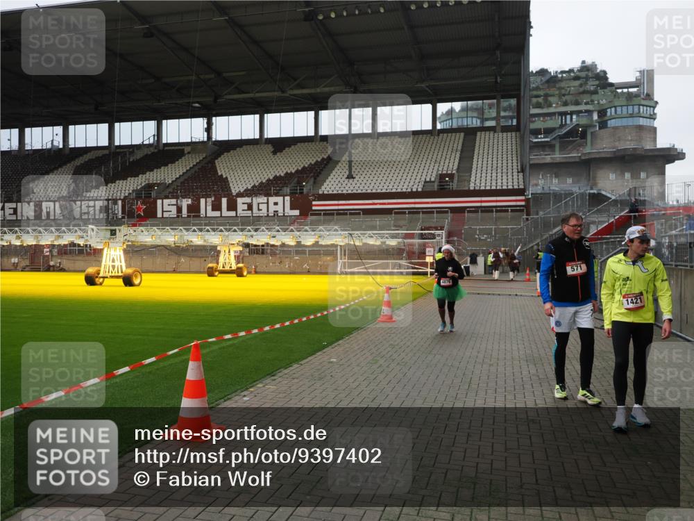 07.12.2025 - St. Pauli X-Mass-Run No. 15 Fabian Wolf http://msf.ph/oto/9397402 07.12.2025 10:44:55 Ziel 86, 2058, 4876 meine-sportfotos.de