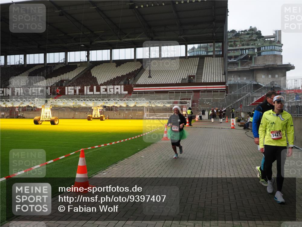 07.12.2025 - St. Pauli X-Mass-Run No. 15 Fabian Wolf http://msf.ph/oto/9397407 07.12.2025 10:44:56 Ziel 86, 2058, 4876 meine-sportfotos.de