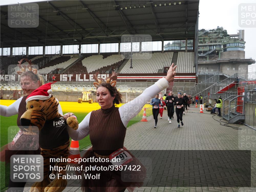 07.12.2025 - St. Pauli X-Mass-Run No. 15 Fabian Wolf http://msf.ph/oto/9397422 07.12.2025 10:45:06 Ziel 86, 631, 636, 791, 793, 1415, 1419, 1546, 2158, 2524, 2525, 4876 meine-sportfotos.de