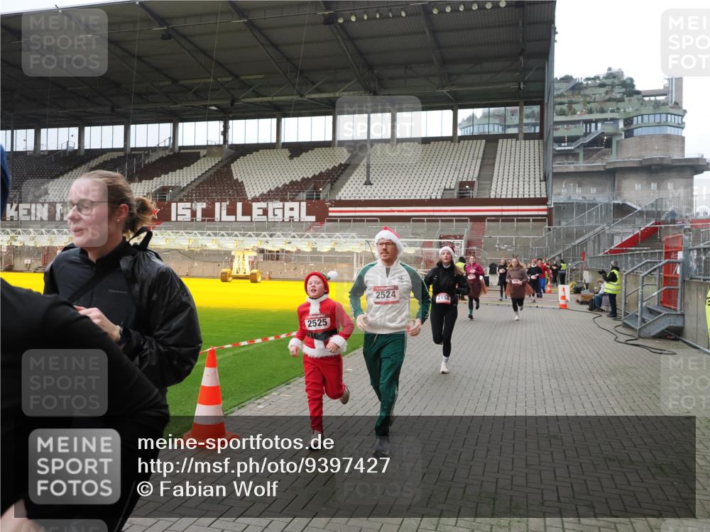 07.12.2025 - St. Pauli X-Mass-Run No. 15 Fabian Wolf http://msf.ph/oto/9397427 07.12.2025 10:45:10 Ziel 631, 636, 791, 793, 1245, 1415, 1419, 1546, 2086, 2158, 2524, 2525, 3350, 4876 meine-sportfotos.de