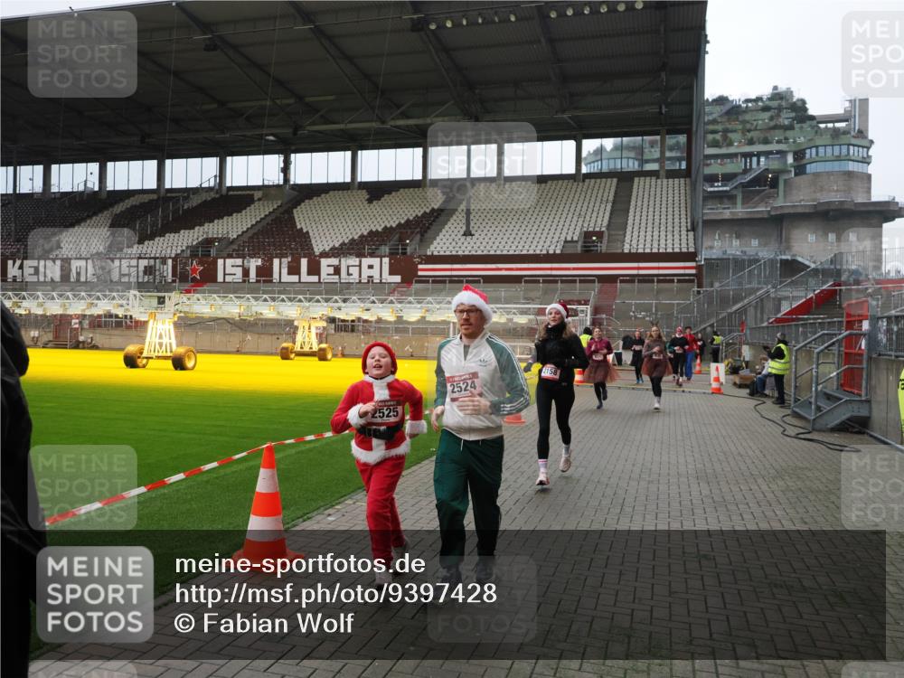07.12.2025 - St. Pauli X-Mass-Run No. 15 Fabian Wolf http://msf.ph/oto/9397428 07.12.2025 10:45:10 Ziel 631, 636, 791, 793, 1245, 1415, 1419, 1546, 2086, 2158, 2524, 2525, 3350, 4876 meine-sportfotos.de