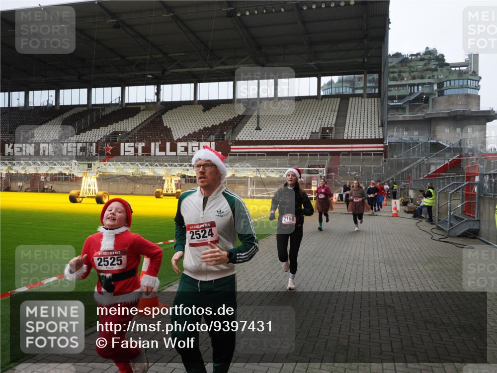 07.12.2025 - St. Pauli X-Mass-Run No. 15 Fabian Wolf http://msf.ph/oto/9397431 07.12.2025 10:45:11 Ziel 631, 636, 791, 793, 1245, 1415, 1419, 1546, 2086, 2158, 2524, 2525, 3350 meine-sportfotos.de