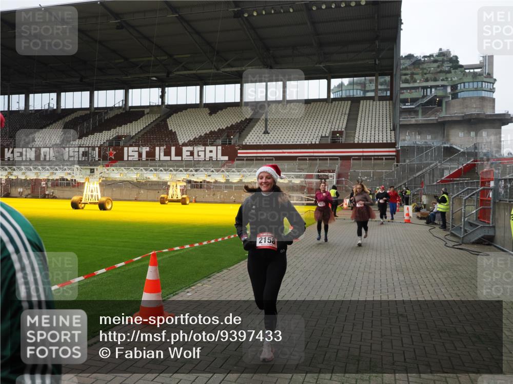 07.12.2025 - St. Pauli X-Mass-Run No. 15 Fabian Wolf http://msf.ph/oto/9397433 07.12.2025 10:45:11 Ziel 631, 636, 791, 793, 1245, 1415, 1419, 1546, 2086, 2158, 2524, 2525, 3350 meine-sportfotos.de