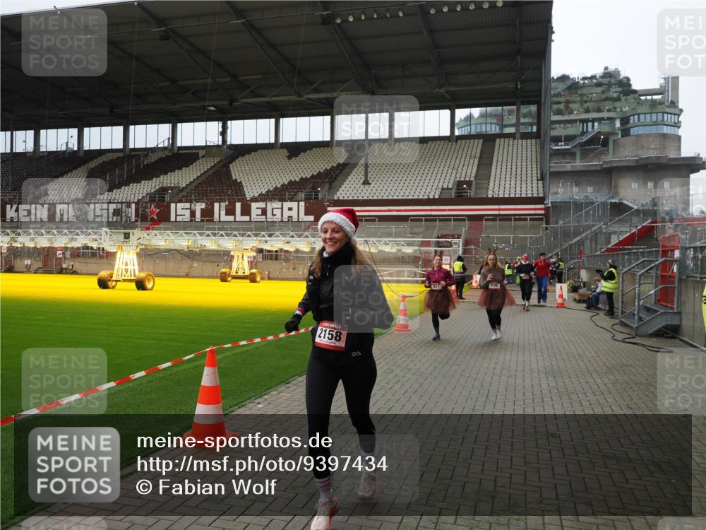 07.12.2025 - St. Pauli X-Mass-Run No. 15 Fabian Wolf http://msf.ph/oto/9397434 07.12.2025 10:45:11 Ziel 631, 636, 791, 793, 1245, 1415, 1419, 1546, 2086, 2158, 2524, 2525, 3350 meine-sportfotos.de