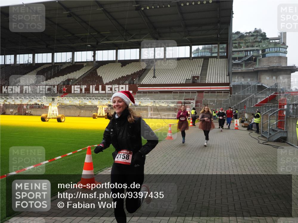 07.12.2025 - St. Pauli X-Mass-Run No. 15 Fabian Wolf http://msf.ph/oto/9397435 07.12.2025 10:45:12 Ziel 631, 636, 791, 793, 1245, 1415, 1419, 1546, 2086, 2158, 2524, 2525, 3350 meine-sportfotos.de