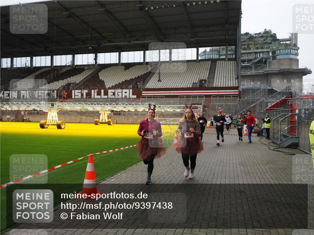 07.12.2025 - St. Pauli X-Mass-Run No. 15 Fabian Wolf http://msf.ph/oto/9397438 07.12.2025 10:45:13 Ziel 82, 631, 636, 791, 793, 1245, 1415, 1419, 1546, 2086, 2158, 2524, 2525, 3350 meine-sportfotos.de