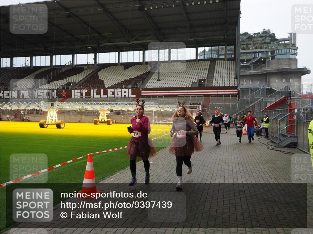 07.12.2025 - St. Pauli X-Mass-Run No. 15 Fabian Wolf http://msf.ph/oto/9397439 07.12.2025 10:45:14 Ziel 82, 631, 636, 791, 793, 1245, 1415, 1419, 1546, 2086, 2158, 2220, 2524, 2525, 3350 meine-sportfotos.de