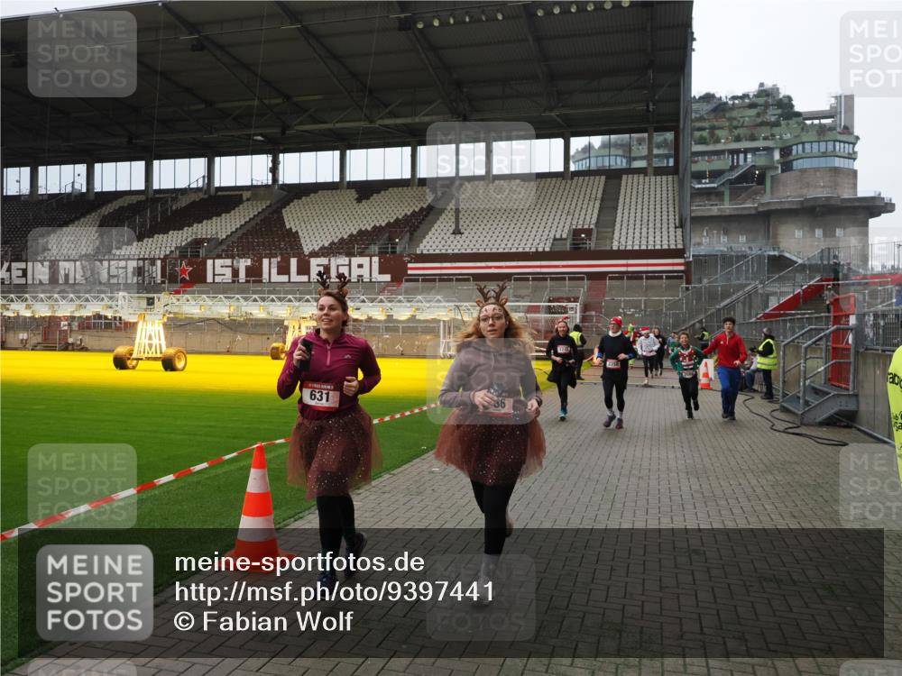07.12.2025 - St. Pauli X-Mass-Run No. 15 Fabian Wolf http://msf.ph/oto/9397441 07.12.2025 10:45:14 Ziel 82, 631, 636, 791, 793, 1245, 1415, 1419, 1546, 2086, 2158, 2220, 2524, 2525, 3350 meine-sportfotos.de