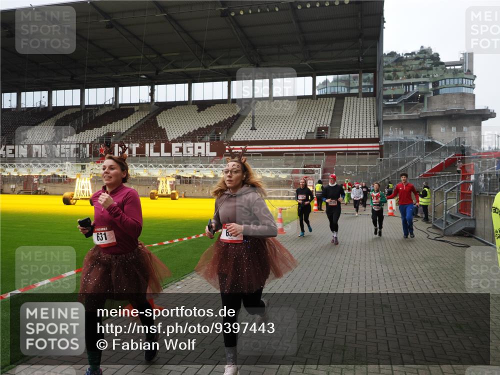 07.12.2025 - St. Pauli X-Mass-Run No. 15 Fabian Wolf http://msf.ph/oto/9397443 07.12.2025 10:45:14 Ziel 82, 631, 636, 791, 793, 1245, 1415, 1419, 1546, 2086, 2158, 2220, 2524, 2525, 3350 meine-sportfotos.de