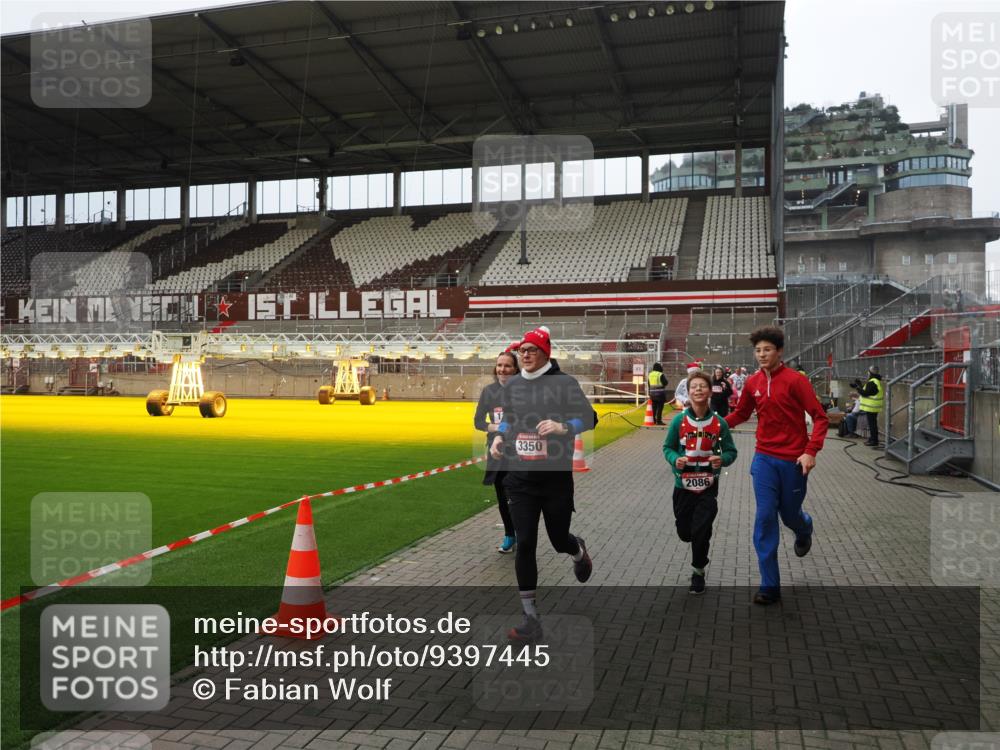 07.12.2025 - St. Pauli X-Mass-Run No. 15 Fabian Wolf http://msf.ph/oto/9397445 07.12.2025 10:45:16 Ziel 82, 401, 631, 636, 791, 793, 1245, 1415, 1419, 1546, 2086, 2158, 2220, 2355, 2356, 2524, 2525, 2926, 2934, 3350 meine-sportfotos.de