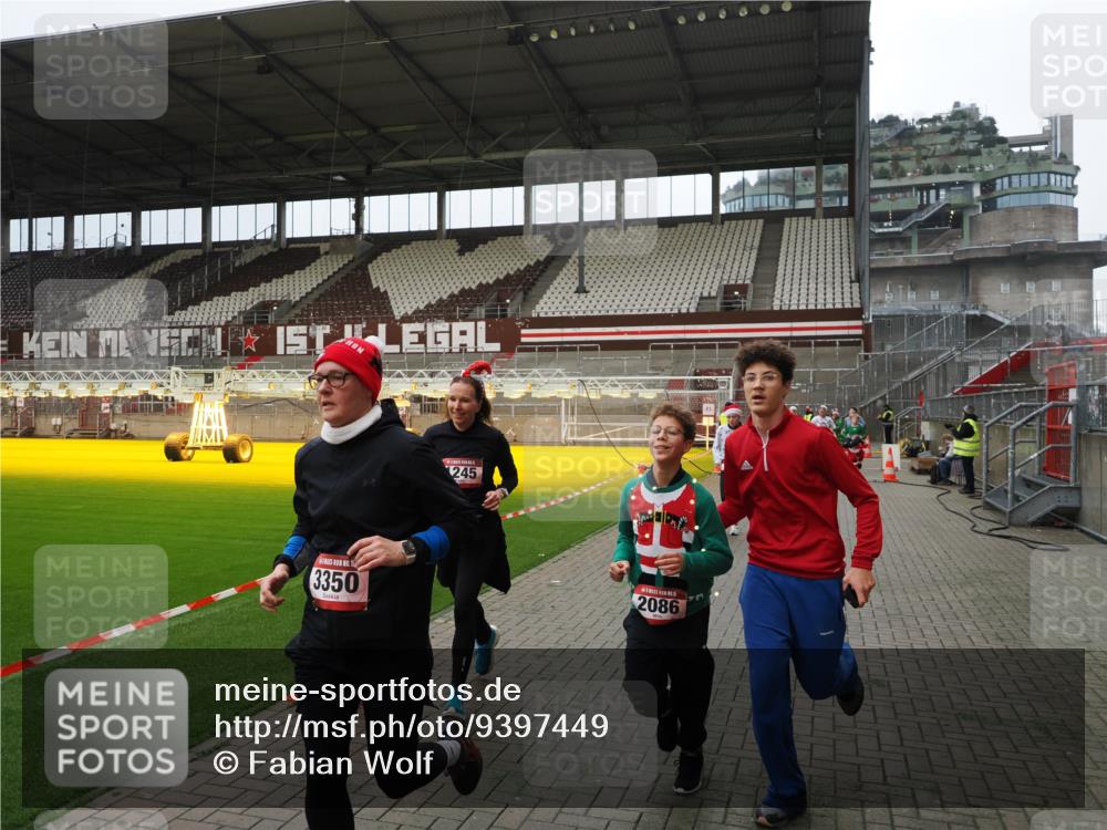 07.12.2025 - St. Pauli X-Mass-Run No. 15 Fabian Wolf http://msf.ph/oto/9397449 07.12.2025 10:45:17 Ziel 82, 401, 430, 467, 631, 636, 791, 793, 1096, 1245, 1415, 1419, 1546, 2086, 2158, 2220, 2355, 2356, 2524, 2525, 2926, 2934, 3350 meine-sportfotos.de