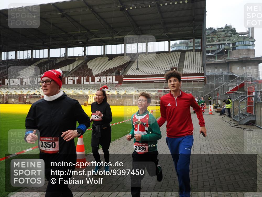 07.12.2025 - St. Pauli X-Mass-Run No. 15 Fabian Wolf http://msf.ph/oto/9397450 07.12.2025 10:45:17 Ziel 82, 401, 430, 467, 631, 636, 791, 793, 1096, 1245, 1415, 1419, 1546, 2086, 2158, 2220, 2355, 2356, 2524, 2525, 2926, 2934, 3350 meine-sportfotos.de
