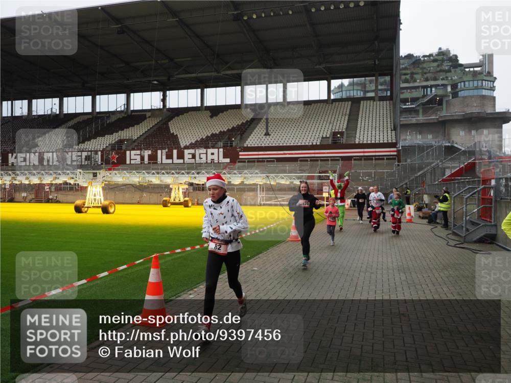 07.12.2025 - St. Pauli X-Mass-Run No. 15 Fabian Wolf http://msf.ph/oto/9397456 07.12.2025 10:45:20 Ziel 82, 401, 430, 467, 631, 636, 1096, 1245, 1415, 1419, 1546, 2086, 2158, 2220, 2355, 2356, 2524, 2525, 2535, 2926, 2934, 3350 meine-sportfotos.de